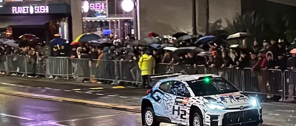 丰田章男在摩纳哥开氢能赛车跑了一圈 就在F1赛道