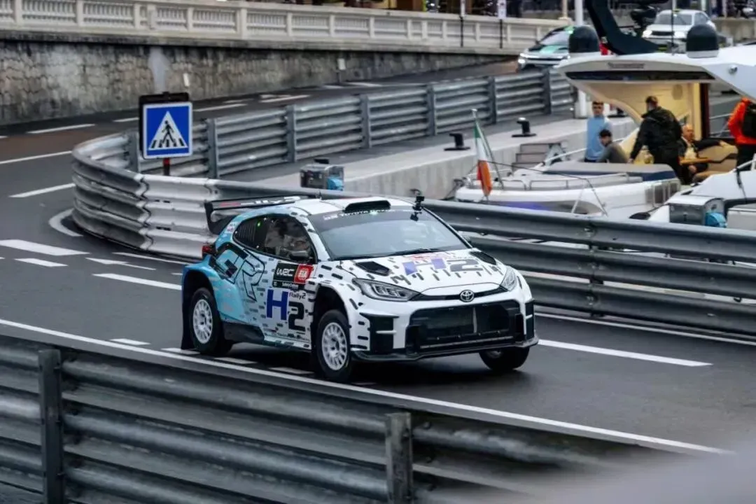丰田在摩纳哥F1赛道测试氢能拉力赛车