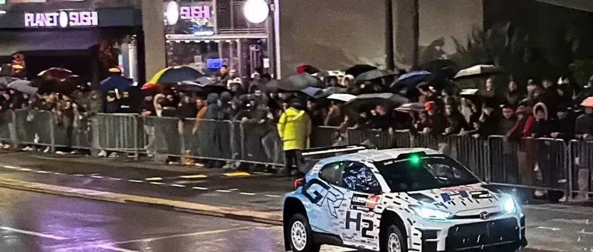 丰田章男在摩纳哥开氢能赛车跑了一圈 就在F1赛道