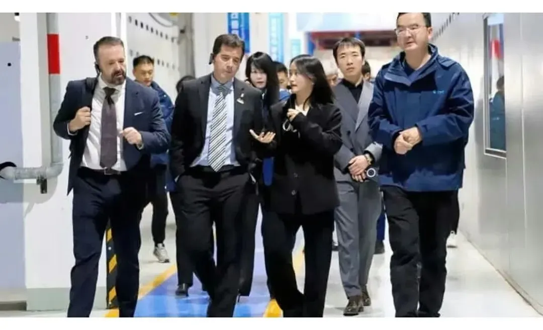 西班牙媒体：工业部长和厚普股份谈开厂