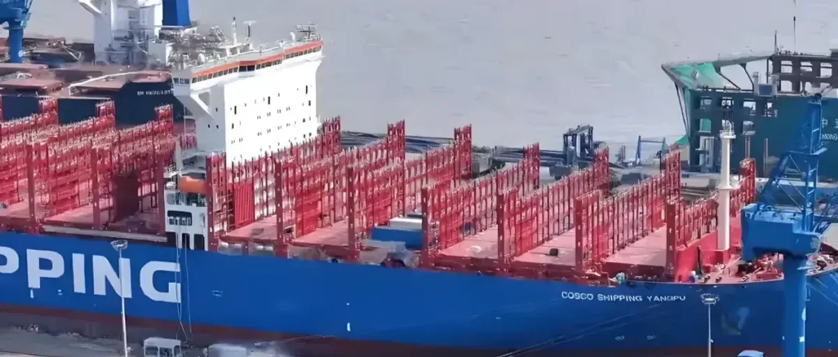 国内首艘！中远海运甲醇双燃料大型集装箱船首次加注