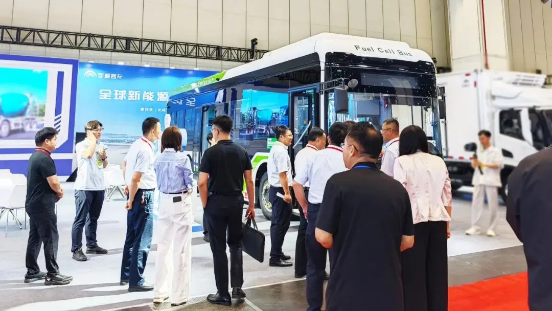 宇通氢燃料公交 F10 车展现场（宇通集团官网该新闻正文配图）